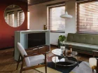 Apartament ma część sypialnianą, wypoczynkową i kuchenną