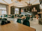 Śniadanie jest podawane w jadalni w budynku Grand