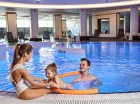 W skład kompleksu basenowego wchodzą aż 3 baseny i jacuzzi