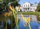 Dwór jest położony nad malowniczym stawem