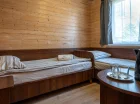 Łóżka w domkach są różnorodnie ustawione