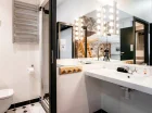 Łazienki są nowoczesne i awangardowe