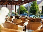 Jedna z restauracji hotelowych ma stoliki na tarasie