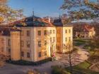 Mały Pałac sąsiaduje z dużym pałacem - obiektem muzealnym