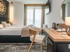 Wyremontowana sypialnia apartamentu z podwójnym łóżkiem