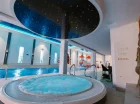 Obok basenu jest także jacuzzi pod rozgwieżdżonym niebem