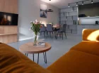W apartamencie jest pokój dzienny z aneksem kuchennym