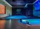 Oprócz basenu można skorzystać z zewnętrznego jacuzzi i sauny