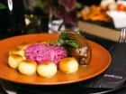 Hotelowa restauracja specjalizuje się w kuchni europejskiej i regionalnej