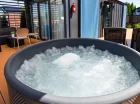 Jacuzzi na tarasie 5-osobowego domku Exclusive nr 10