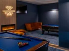 Sala bilardowa z kominkiem to miejsce rozrywki dla całej rodziny
