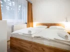 W apartamentach 2+2 w sypialni jest podwójne łóżko