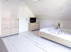 Na piętrze domku przygotowano 2 sypialnie