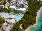 Resort znajduje się wprost przy nadmorskiej promenadzie na wyspie Brač