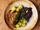 W restauracji można spróbować m.in. tradycyjnej śląskiej rolady z kluskami
