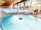Baseny są nowoczesne, wyposażone w hydromasażery