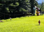 Na zewnątrz mieszczą się place zabaw, tyrolka i trampoliny