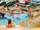 Dla dzieci latem wielką atrakcją jest zewnętrzny park wodny