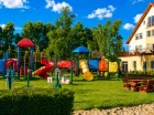Na terenie posesji znajduje się duży plac zabaw oraz inne atrakcje dla dzieci