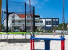 Obok placu zabaw jest trampolina i boisko