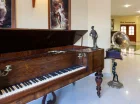 W budynku mieści się fortepian i reprodukcje dzieł sztuki