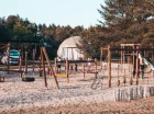 Urządzenia na placu zabaw wykonano z naturalnych materiałów