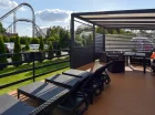 Na tarasie domku Exclusive nr 9 jest jacuzzi, leżaki oraz grill
