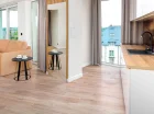 Apartament superior posiada duży pokój dzienny z aneksem kuchennym