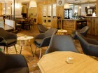 Restauracja i kawiarnia posiadają stylowe i uporządkowane przestrzenie