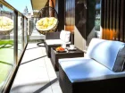 Apartament 4+2 z sauną i tarasem ma wygodne miejsce relaksu na zewnątrz