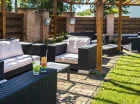 W hotelowym ogrodzie znajduje się wygodna strefa relaksu