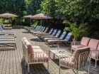 Na zewnątrz hotelu nie brakuje miejsc do relaksu z widokiem na zieleń