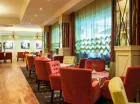 Hotel dysponuje restauracją oraz kawiarnią