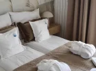Sypialnia apartamentu z TV i wyjściem na balkon