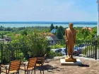 Hotel mieści się 1 km od brzegu Balatonu