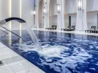 Basen wyposażono w stanowiska do hydromasażu