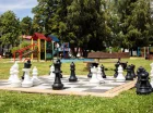 Wielkie szachy obok placu zabaw