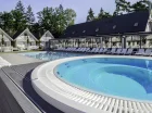 Przy basenie znajdują się leżaki oraz jacuzzi