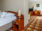 W apartamencie mieści się sypialnia oraz rozkładana sofa w salonie