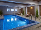 Goście mogą korzystać z krytego basenu i jacuzzi