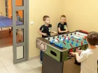 Dzieci mogą pograć w piłkarzyki oraz ping-ponga