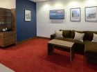 Część wypoczynkowa oraz zestaw do parzenia kawy i herbaty w pokoju comfort