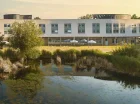 Hotel mieści się wprost nad Stawami Pęcickimi