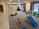 Dla dzieci przygotowano przestronną salę zabaw