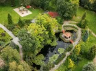 Ogród został starannie zaprojektowany i zaaranżowany