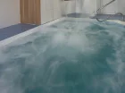 Przy tym basenie jest stanowisko z kaskadą do hydromasażu