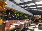 Restauracja oferuje nowoczesną przestrzeń i panoramiczne okna