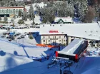 Hotel jest położony tuż przy stoku narciarskim i dolnej stacji kolejki
