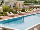 Można wybrać domek Amber Sea Luxury wprost przy basenie