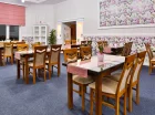 W hotelu znajduje się restauracja oferująca tradycyjne dania kuchni polskiej